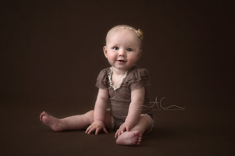 South East London Baby Photo Session | Saffron 6 8 months old baby girl in cute brown outfit | London