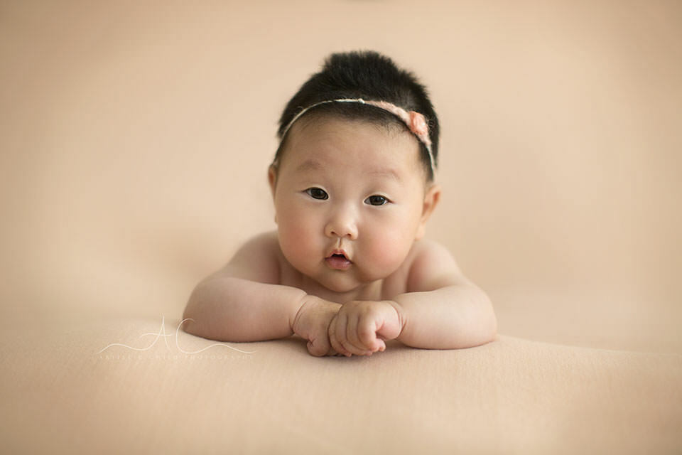 Beautiful London Baby Photos | Yitong 9 100 days new baby girl wearing cute flower hairband | London