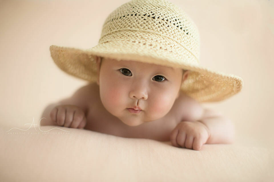 Beautiful London Baby Photos | Yitong 3 100 days new baby girl in a straw hat | London