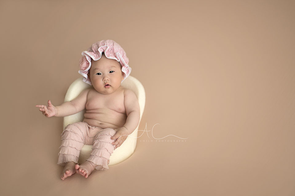 Beautiful London Baby Photos | Yitong 8 Beautiful London Baby Photos | 3 months old baby girl sitting in little chair