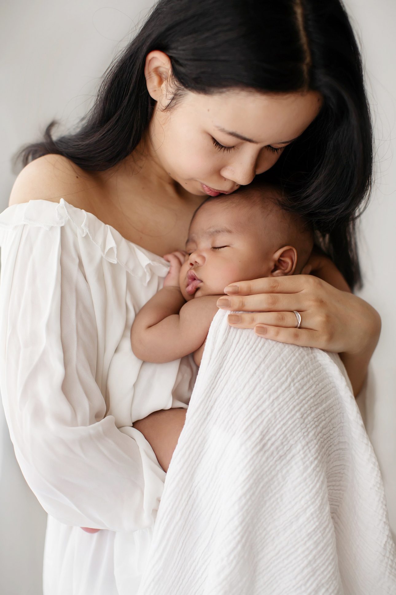Bromley Newborn Photo session | Mum kissing her newborn baby