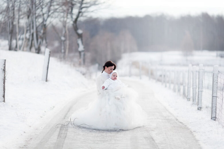 London Mummy and Me Winter Mini Photo Session | portrait of a mum and her 6 months old baby daughter cuddling in a winter scenery