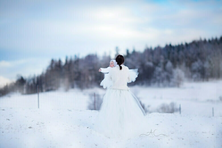 Awesome London Winter Family Photoshoot | portrait of a mum and baby daughter taken in the winter mountain scenery