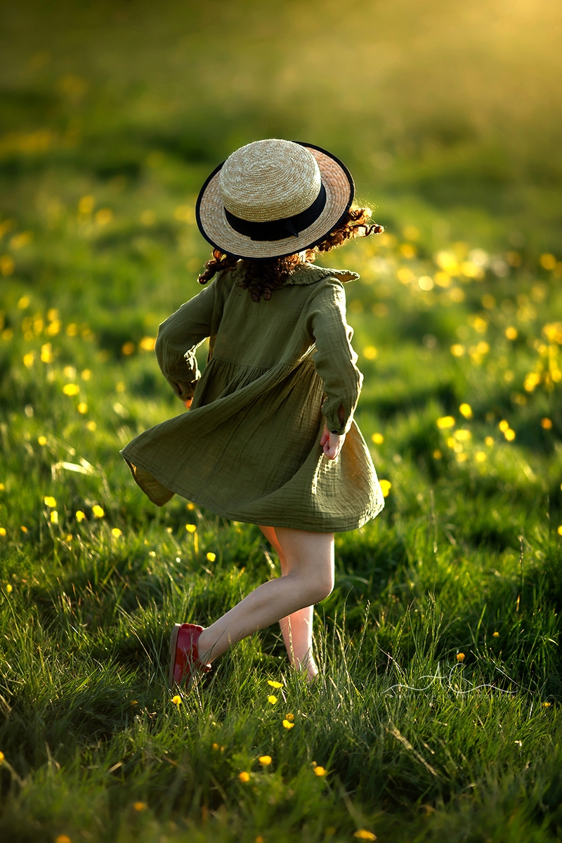 London Spring Family Mini Sessions | photo of a  5 years old girl dancing on a grass field in London park