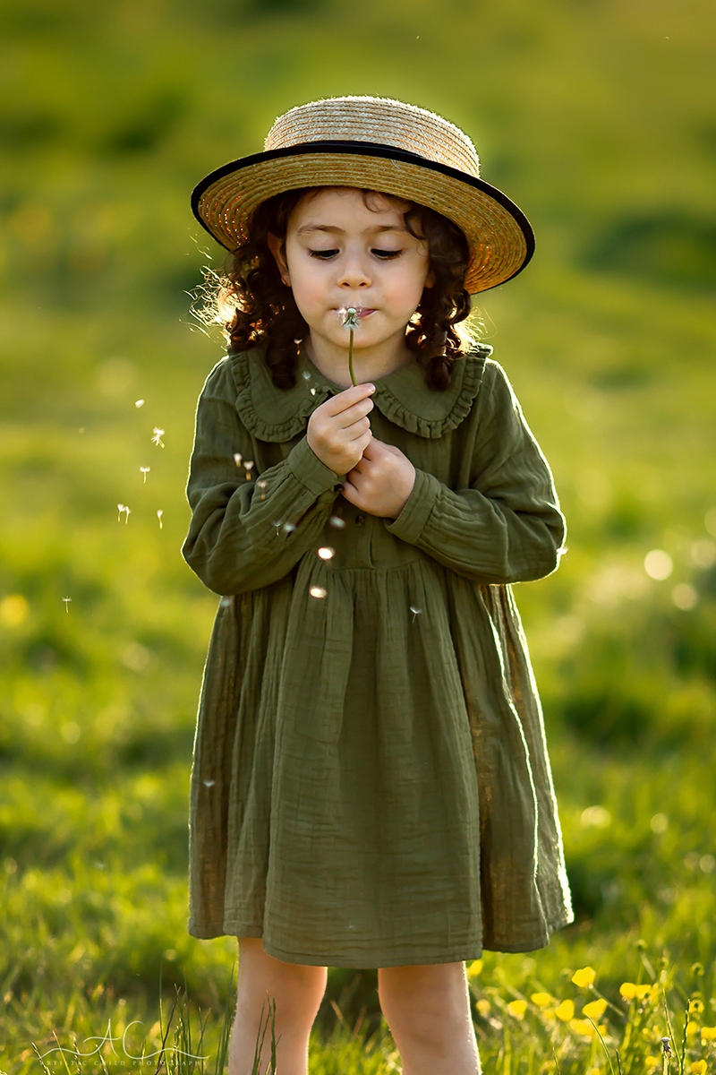 London Spring Mini Sessions | portrait of a girl blowing dandelions in London park