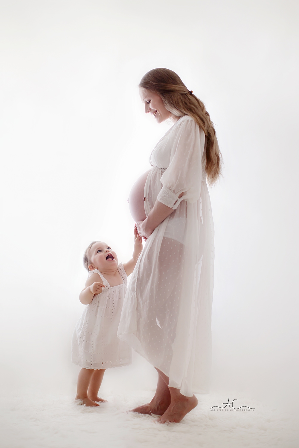 Beautiful London Mother's Day Mini Sessions | 2025 14 London Mother's Day Mini Sessions | Mum to be with her first child portrait