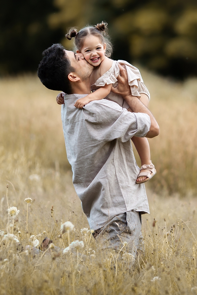 London Summer Mini Sessions | a father kissing his baby daughter