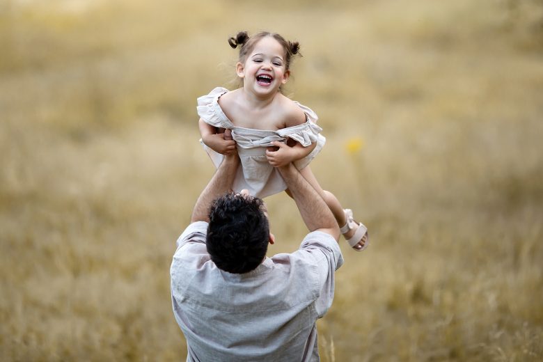 London Summer Mini Sessions | Dad makes her daughter laugh while lifting her in the air