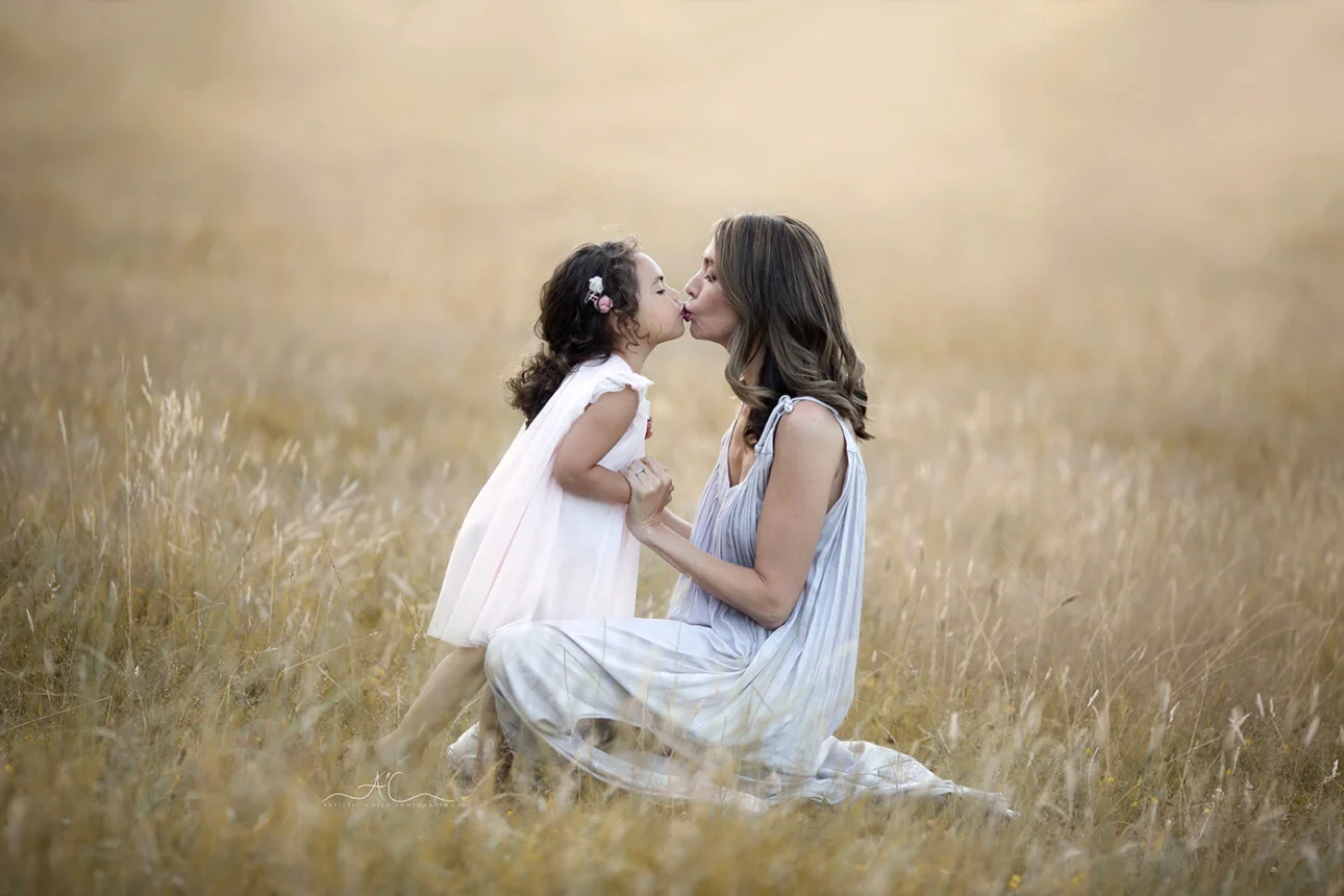 London Summer Sunset Family Mini Sessions | portrait of a mother and daughter kissing