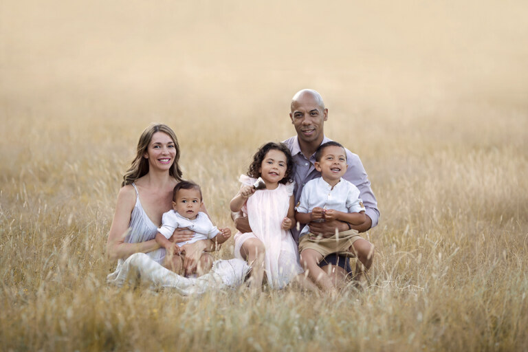 London Summer Sunset Family Mini Sessions | portrait of family of 5 taken outdoor at the golden hour