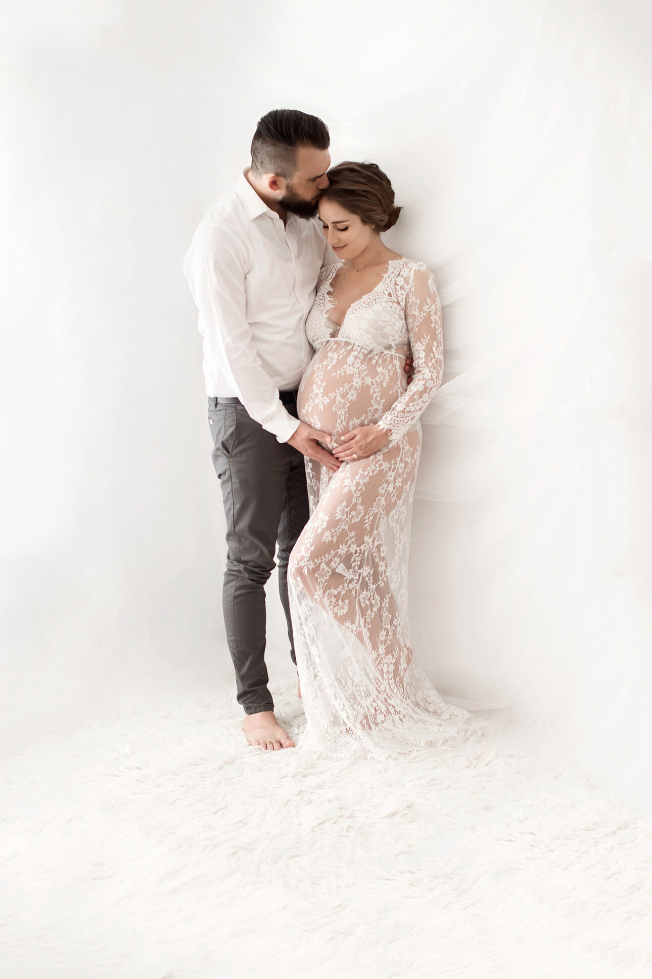 London Maternity Photography 2 London Maternity Photographer | pregnant couple portrait | future dad kissing future mum