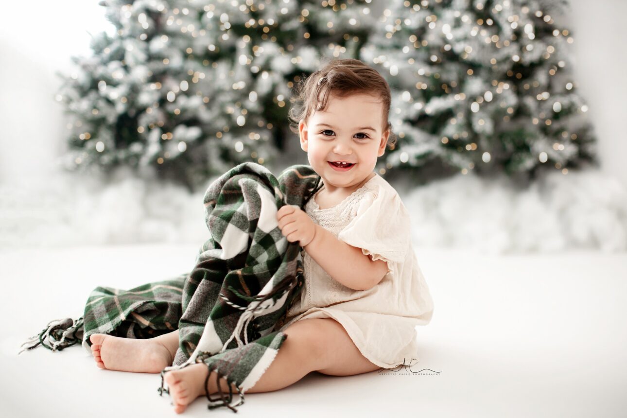 London Christmas Photoshoot | baby girl playing with Xmas blanket