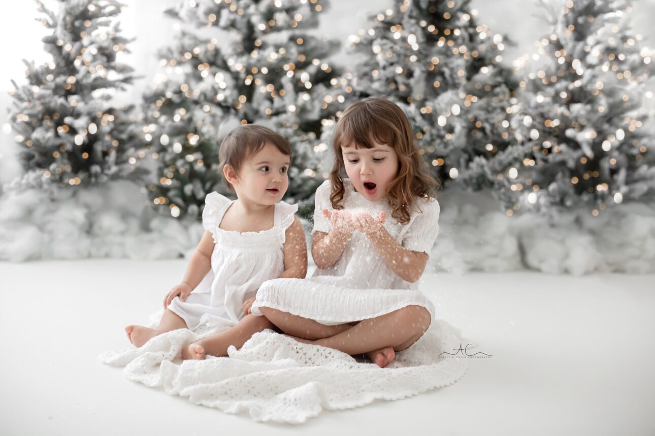 London Christmas Photoshoot | sisters blowing snow