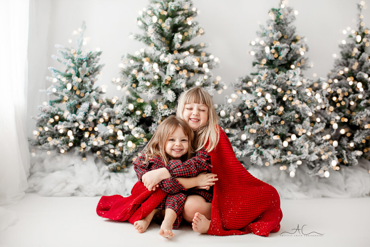 London Christmas Photoshoot | Xmas portrait of sisters cuddling under the blanket