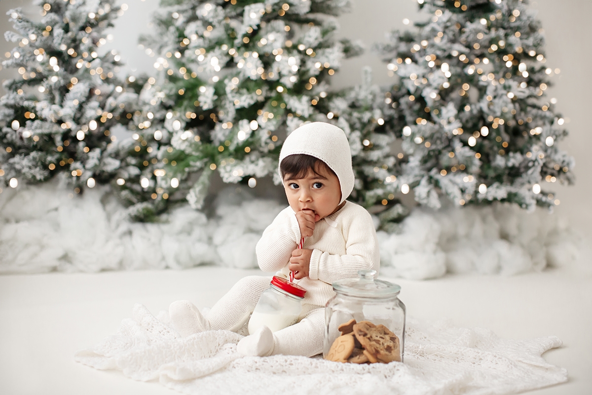 London Christmas Photoshoot | baby boy drinking milk during Xmas photo session