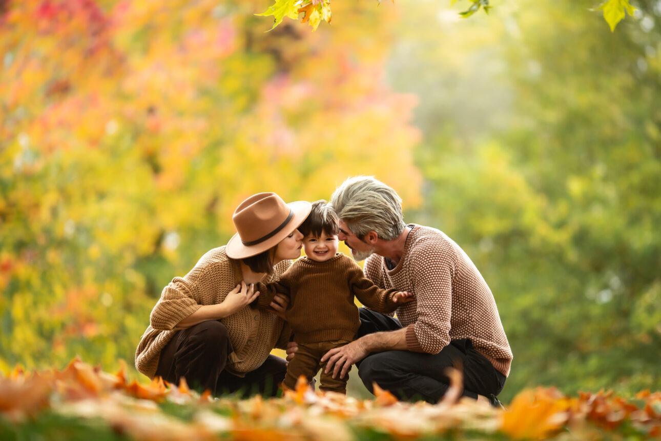 London Family Portraits | 18 months old baby boy playing with his parents in an autumnal London park