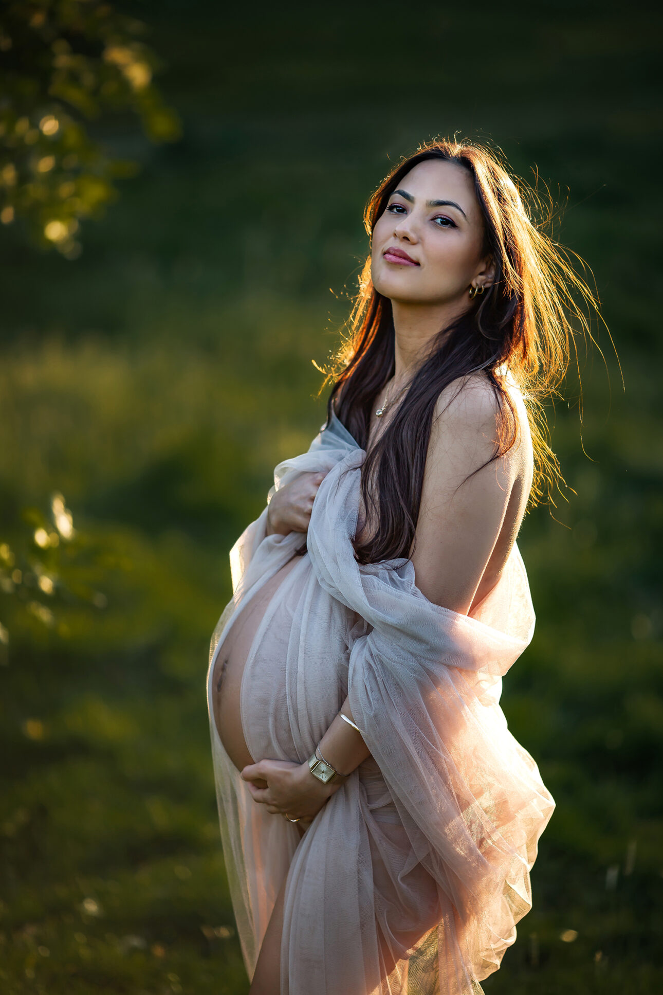 London Maternity Photoshoot | backlit outdoor maternity portrait