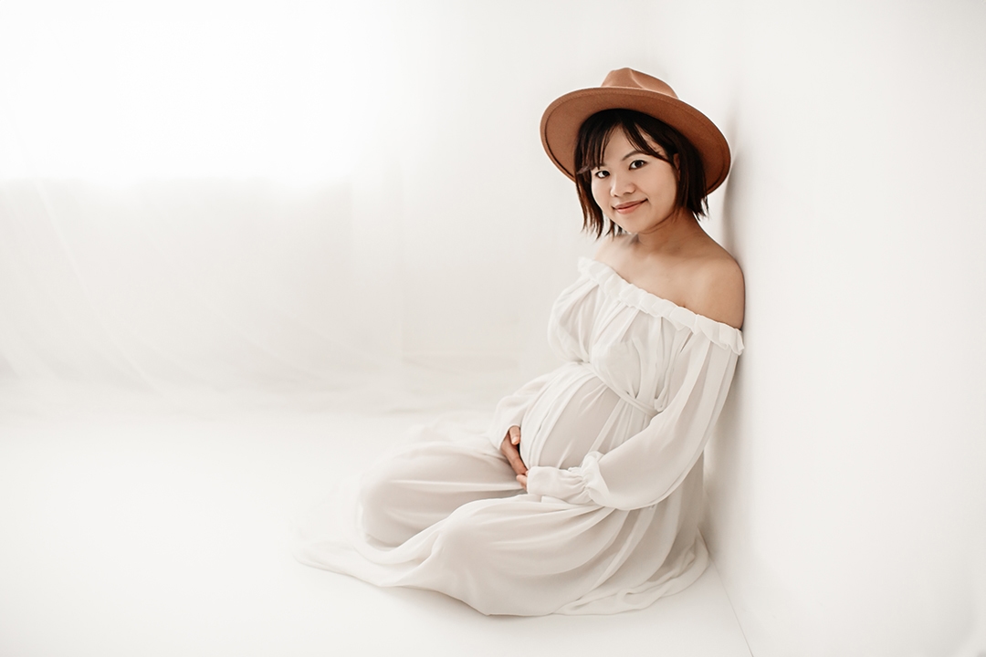 Bromley Maternity Photographer 32 Bromley Maternity Photo Session | portrait of a mum to be wearing a hat