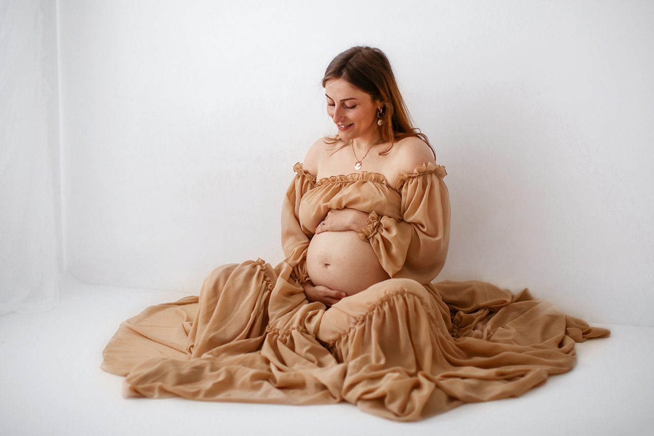 Bromley Maternity Photographer 2 Bromley Maternity Photographer | a stunning expectant mum holding her pregnant bump