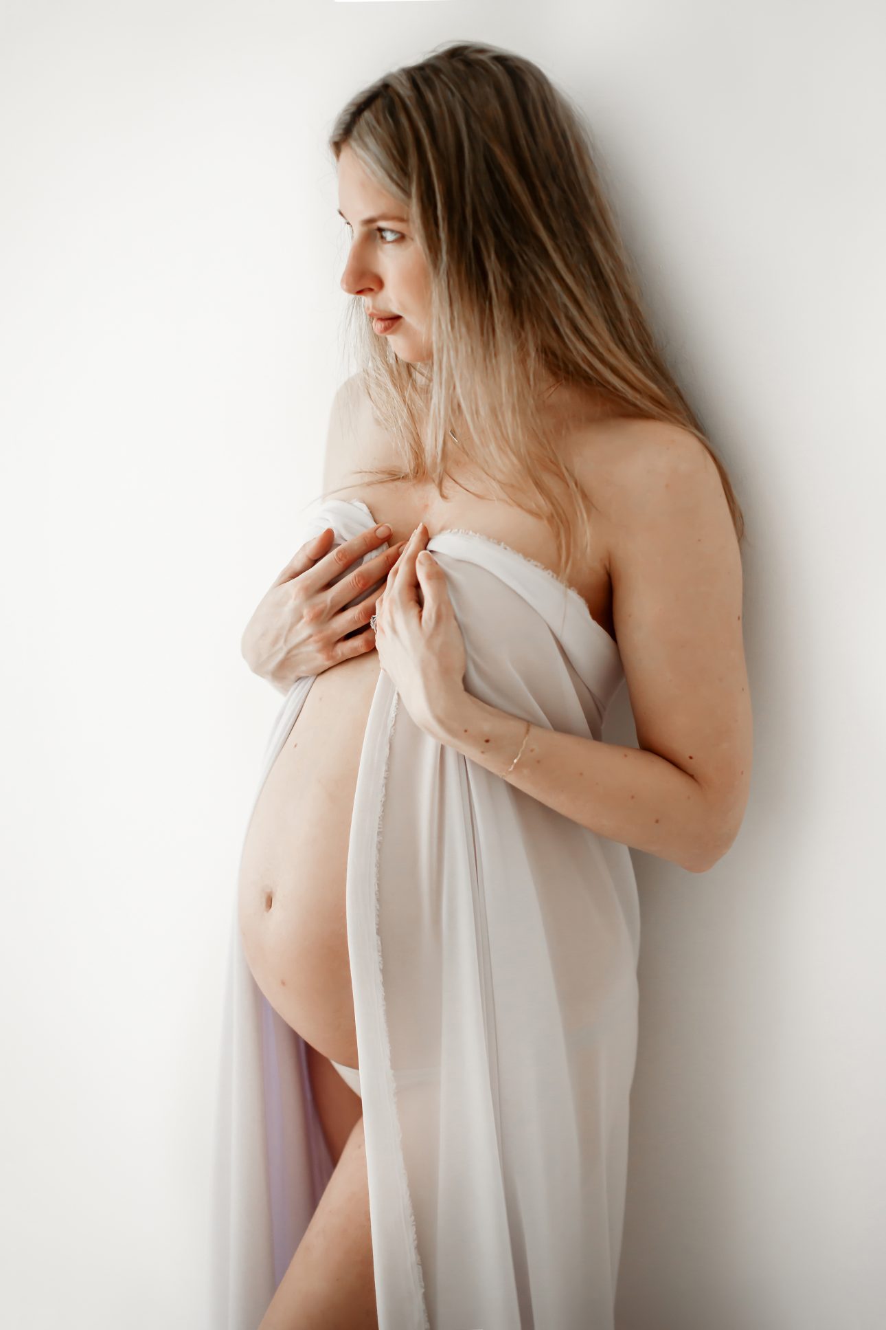 Bromley Maternity Photographer 6 Bromley Maternity Photographer | minimalistic pregnancy portrait